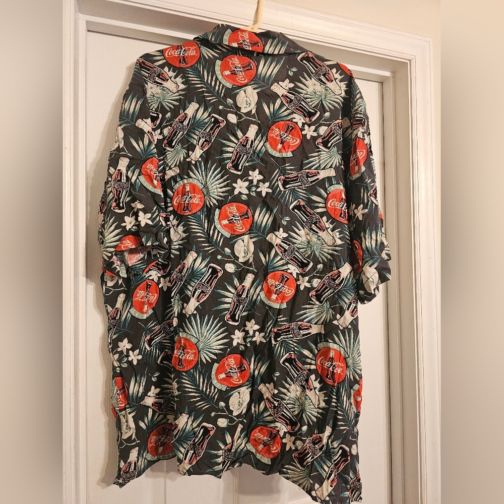 NWT Hawaiian Style Coca Cola Casual Button Up Shirt. Size:XXL. - Picture 3 of 5